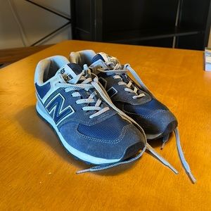Like new! Size 9 New Balance tennis shoes. Great colors!